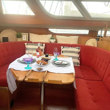 On - Sailboat Bådhotel