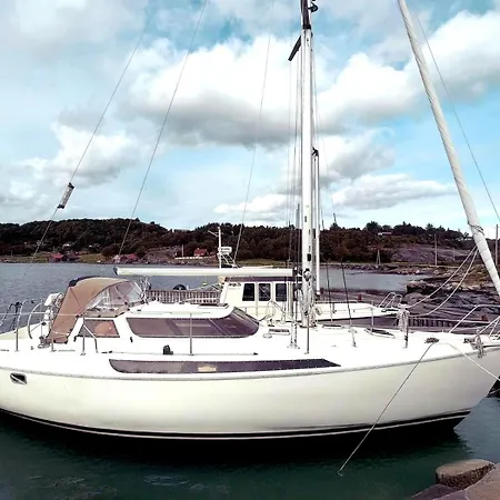 Botel On - Sailboat Lisbona