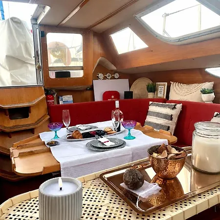 On - Sailboat ספינת מלון *