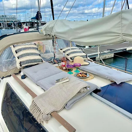 On - Sailboat * ליסבון