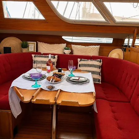On - Sailboat ספינת מלון *