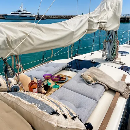 On - Sailboat ספינת מלון *