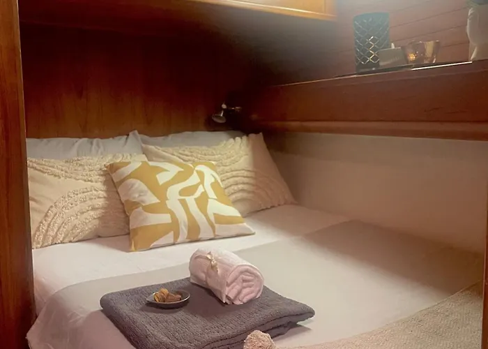 On - Sailboat Botel Lisbona