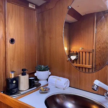 Botel On - Sailboat