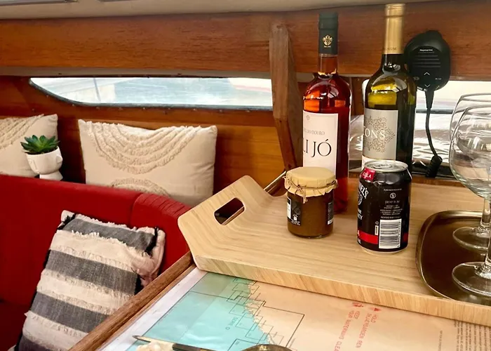 Hotel na wodzie On - Sailboat